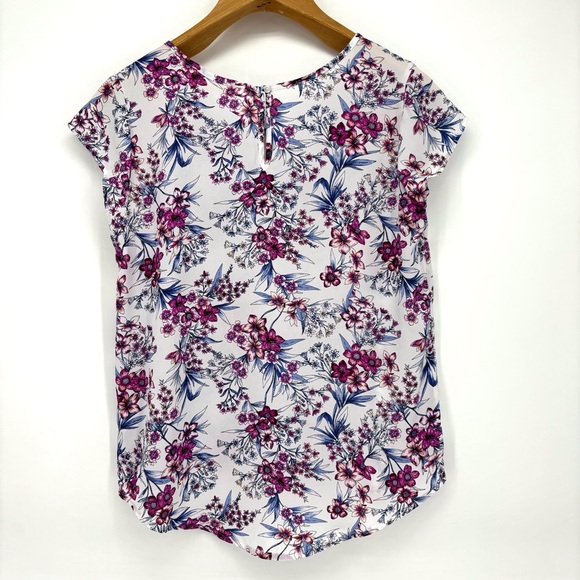 Pink Rose Vintage Blue & Pink Floral Criss Cross V-Neck Short Sleeve Top, Medium - Picture 14 of 16